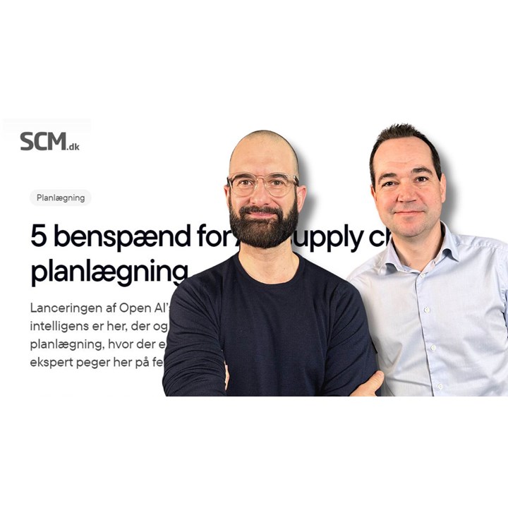 Stephan Skovlund and Søren Hammer Pedersen in front of a backdrop from an SCM.dk article. 